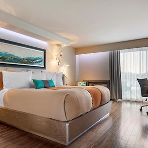 Zimmer mit Zugang für Rollstuhlfahrer mit Kingsize-Bett